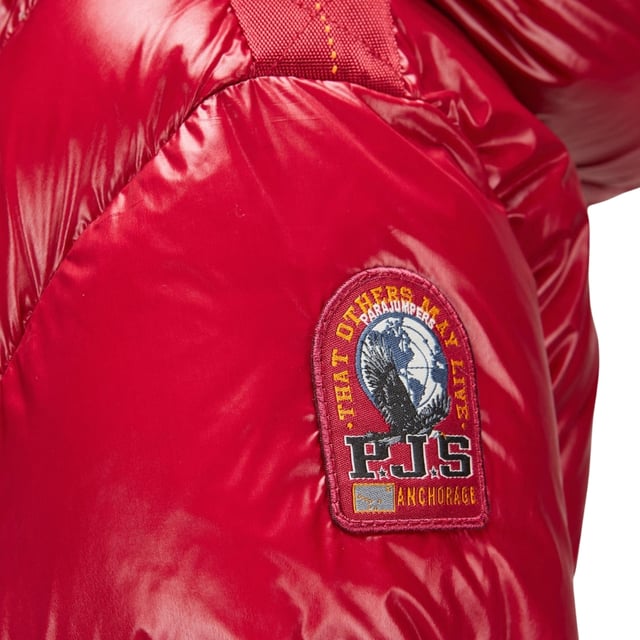 Parajumpers rood donsjack, twee zakken met ritssluiting aan de voorkant, PJS-patch op de linkermouw, jas van 100% polyamide, vulling: 100% eendendons, voering: 100% polyamide, elastische tailleband en mouwen