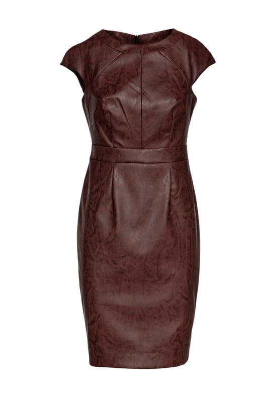 Vestido marrón chocolate de tejido sintético de imitación de cuero tejido con ligero estiramiento. Mangas cortas y cuello redondo. Costuras decorativas en la parte delantera en el pecho. Cinturilla de 4 cm en la misma tela. Pinzas encima y debajo de la cinturilla para un ajuste perfecto. 2 pinzas en el pecho. Cierre de cremallera oculta en la parte posterior, 48 cm. Abertura en la parte posterior, 9 cm. Forrado. Silueta estrecha moderadamente ajustada. Longitud para la talla 38: 102 cm.