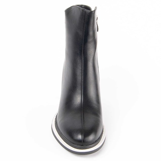 Botín con tacón para mujer. Calce cómodo. Plantilla acolchada de piel natural. Fabricado por otras marcas para nuestra marca. Medidas aproximadas: 8 cm de tacón, 2 cm de plataforma, 14 cm alto de caña y 10 cm ancho de caña.