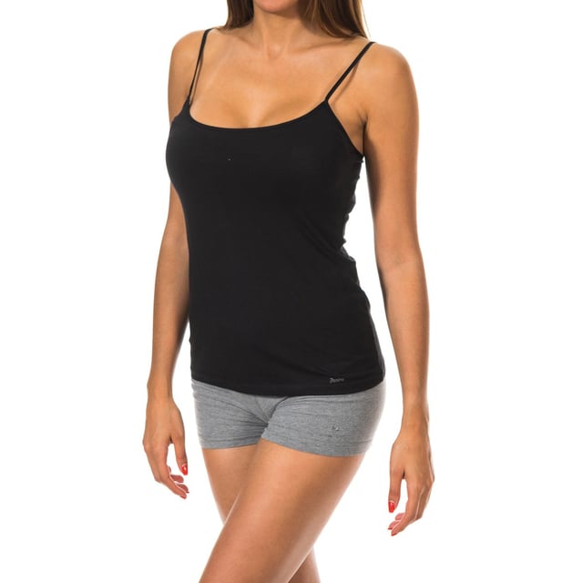 Camiseta de tirantes finos Janira.
Color Negro.
Escote redondo.
Detalle del nombre de la marca estampado en el lateral inferior.
Tejido ligero y fresco.
Costuras vistas a tono.

Composición:  96% Algodón, 4% Elastano

Lavar a temperatura max 30º.
-No usar lejía.
-No usar plancha.
-No usar secadora.
-No lavar en seco.
