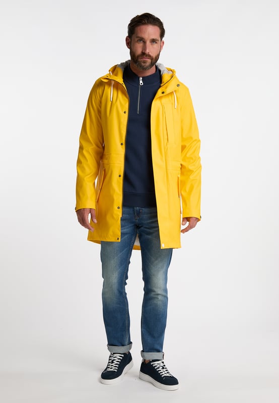 Schlechtwetter-Profi! Ob Regen oder Wind, der Regenparka, der gleichzeitig auch als Übergangsjacke fungiert, ist von DreiMaster Maritim designt und lässt Sie garantiert nicht im Stich. Gefertigt aus einem wasserdichten Obermaterial sind es die versiegelten Nähte, der verdeckte Reißverschluss und die große Kapuze, die den funktionalen Allrounder ausmachen. Für besonders angenehmen Tragekomfort sorgt ein weiches Jersey-Innenfutter in Melange sowie eine innen liegende Taillenkordel. Zwei seitliche Eingrifftaschen, eine Innentasche und die Brusttasche mit Reißverschluss runden den Style ab. Ein Logo-Print auf dem Oberarm und die mit Ankermotiv versehenen Druckknöpfe sorgen für einen maritimen Touch. Genießen Sie die Natur, auch wenn das Wetter mal nicht mitspielt.  Regenmantel