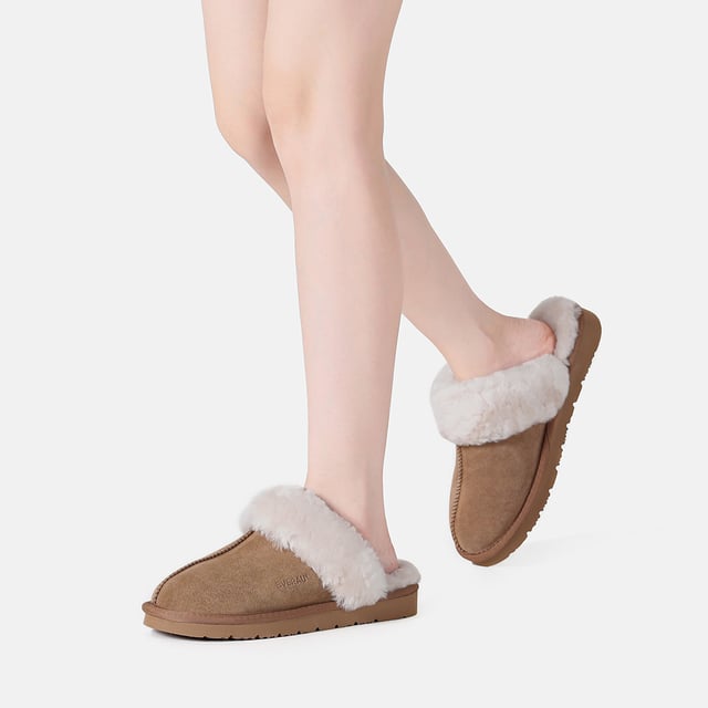 EVER AU Zapatillas de mujer -RAVEN Este diseño clásico sin cordones con gamuza suave y piel de oveja es perfecto para alguien que busca un lujo más discreto en casa. La suela de espuma gruesa no se desgastará y lo mantendrá cómodo todo el día. Especificación: Parte superior de gamuza Forro de lana de piel de oveja Plantilla de lana de piel de oveja suave Suela Eva Tecnologías: Parte superior resistente al agua Suela ligera