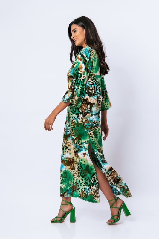 Deze kaftanachtige zomerjurk met dierenprint is gemaakt van geweven viscose. Het heeft een mandarijnkraag en een V-halslijn. De mouwen zijn lang met ruches aan de manchetten. De zoom heeft grote zijsplitten. Deze jurk heeft een lang, los, recht silhouet.
