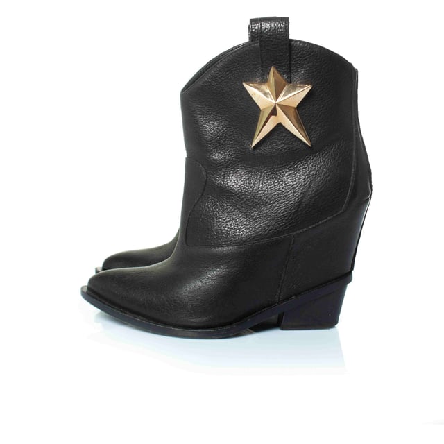 VINTAGE, RRP AS NEW
Giuseppe Zanotti, hidden platform wedge star boots in black. The item is in very good condition. 
 CONDITION: very good condition

SIZE: 36

INSOLE MEASUREMENTS: 23 cm

HEEL MEASUREMENTS: 10 cm PLATFORM: 1 cm

SHAFT HEIGHT: 10 cm,WIDTH TOP: 14 cm

MATERIAL: leather

COLOUR: blackMeasurments: