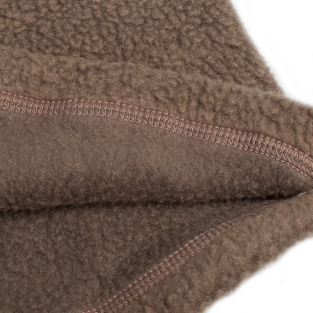 Buff Polar Pant wurde ausschließlich entwickelt, um Wärme und Schutz bei kaltem Wetter zu bieten, mit Schwerpunkt auf Komfort und Funktionalität für Outdoor-Aktivitäten.

 Hauptmerkmale:

 - Komplett aus weichem Polarstoff gefertigt, ideal zum Warmhalten.
 -Unisex.
 - Elastischer Halstuch.
 -Rohrförmiges Design zur Verwendung als Halsmanschette, das eine bequeme und praktische Passform bietet.
 - Verstärkte Kanten, die eine längere Haltbarkeit gewährleisten.
 - Kordelzug-Verstellsystem oben für eine individuelle Passform und besseren Schutz vor Kälte.
 - Einheitsgröße.
 - Für Erwachsene konzipiert.
 - Ideal zum Tragen das ganze Jahr über.
 - Erhältlich in einer Vielzahl von Farben.
 - Seitliches Banddetail mit dem Buff-Logo, das die Authentizität und Qualität der Marke unterstreicht.

 Ein einfaches, aber funktionelles Kleidungsstück, ideal für alle, die eine praktische und warme Lösung in kalten Klimazonen suchen.
 Maßnahmen: 25X29cm
 Komposition: 100 % Polyester
 Pflege:
- Maschinenwäsche max. bei 40 °C.
 - Vermeiden Sie die Verwendung von Weichspülern.
 - Verwenden Sie kein Bleichmittel.
 - Benutzen Sie keinen Trockner.
 - Kein Bügeln.