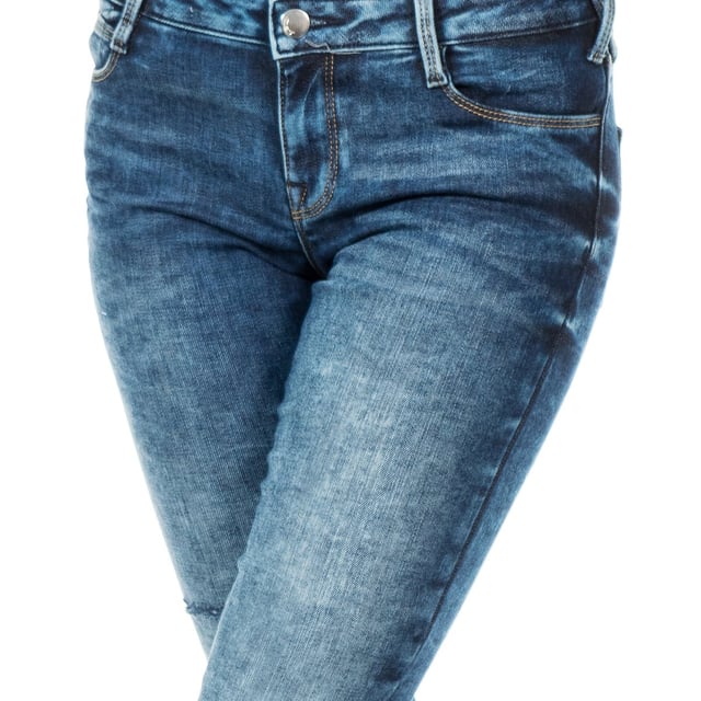 long pants. 
 blue denim with worn and broken knees effect. 
 Zipper and button on the front. 
 Waist with belt loops. 
 Two open pockets and mini pocket on the front. 
 Two open on the back pockets. 
 Custom label application skin by brand, in the back of the waistband. 
 Netherlands with narrow cut. 
 Seams views tone. 

 Composition: 
 - 70% Cotton. 
 - 28% Polyester. 
 - 2% elastane. 

 Washing instructions: 
 - Wash up to 40 ° C. 
 - Iron at medium temperature, max. 110C. 
 - Allows dryer. 
 - Do not bleach. 
 - Not allowed dry cleaning. 

 Composition: 70% Cotton, 28% Polyester, 2% Elastane
 Care:
- Wash maximum at 40ºC.
 - Iron at medium temperature, max. 110ºC.
 - Allows you to use a dryer.
 - Do not use bleach.
 - Does not support dry cleaning.