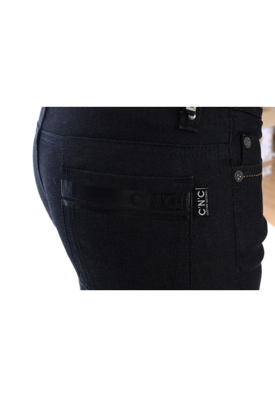 Prachtig gloednieuw met labels  
Super slim fit  
Donkerblauwe kleur  
Gemaakt van 98% katoen en 2% elastaan  
Ritssluiting en knoopsluiting  
Logo details  
Gemaakt in Italië  
Materiaal: 98% Katoen 2% Elastaan