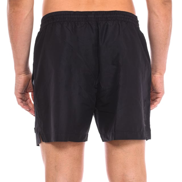 Este pack exclusivo de Calvin Klein incluye un bañador y una toalla, ideales para disfrutar de un día de playa o piscina con estilo y comodidad.

Bañador: Con un diseño clásico, el bañador presenta una cintura elástica con cordón ajustable para un ajuste perfecto y cómodo. El logo de la marca está discretamente ubicado en la pierna inferior, añadiendo un toque distintivo. 

Su tejido ligero y resistente al agua permite mayor libertad de movimiento, haciendo que sea ideal tanto para nadar como para relajarse al aire libre.

Toalla: De tamaño compacto pero funcional, la toalla es suave y absorbente, perfecta para secarse después de un chapuzón. El distintivo logo de Calvin Klein está presente, añadiendo un toque elegante y sofisticado.

El pack viene en un práctico estuche con cierre de cremallera, lo que facilita su transporte y almacenamiento, asegurando que siempre tengas todo a mano para tus actividades acuáticas.
 Composición: Bañador: 100% Poliéster; Toalla: Microfibra
 Cuidados:
- Lavar en máquina en agua fría.
- Evitar suavizantes. 
- Secar a baja temperatura.