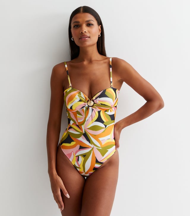Votre sauveur d'été pour la confiance dans la piscine est le maillot de bain Tropical Palm avec matériel Gold Shell, qui est un ajustement parfait. Conçu pour mettre en valeur votre corps et sculpter vos formes, il est confortablement sans armatures et doté d'une coque dorée.