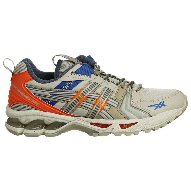ASICS Gel-Kayano 14 RE Zapatillas deportivas beige para hombre, una combinación perfecta de estilo y rendimiento. Estas zapatillas están diseñadas para mejorar tu rendimiento deportivo y mantenerte a la moda con su elegante color beige. Con una herencia basada en la estabilidad y la sujeción, la serie Gel-Kayano sigue superando los límites de la comodidad y el rendimiento, y la Gel-Kayano 14 RE no es una excepción.

Características principales:

 RE (Recycled Edition):  El compromiso de ASICS con la sostenibilidad brilla en las Gel-Kayano 14 RE. Estas zapatillas están fabricadas con materiales reciclados, lo que las convierte en una opción ecológica para los atletas concienciados con el medio ambiente.

 Tecnología GEL: Las Gel-Kayano 14 RE incorporan la famosa tecnología de amortiguación GEL de ASICS en el talón, que proporciona una amortiguación y comodidad superiores, permitiéndote ir más allá sin molestias.

 Sujeción dinámica DuoMax: Estas zapatillas incorporan el sistema de sujeción DuoMax, que mejora la estabilidad y ayuda a controlar la sobrepronación. Esto es especialmente beneficioso para los corredores con pies planos o aquellos que buscan un apoyo adicional durante los entrenamientos.

 Mediasuela FlyteFoam: La entresuela FlyteFoam ofrece un rebote y una capacidad de respuesta excepcionales. Es ligera y duradera, lo que garantiza una pisada cómoda tanto si corres, entrenas o simplemente paseas por la ciudad.

 Parte superior transpirable: La parte superior de las Gel-Kayano 14 RE está fabricada con un material de malla transpirable que favorece la circulación del aire, manteniendo los pies frescos y secos durante los entrenamientos intensos.

 Sistema de sujeción del talón: La tecnología Heel Clutching System de ASICS proporciona un ajuste seguro y ceñido alrededor del talón, reduciendo el deslizamiento y mejorando la estabilidad general.

 Detalles reflectantes: Para mayor seguridad en condiciones de poca luz, estas zapatillas cuentan con detalles reflectantes que aumentan tu visibilidad ante los demás, lo que las hace adecuadas para entrenamientos a primera hora de la mañana o por la noche.
