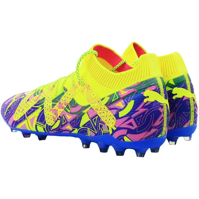 Botas de fútbol multicolores Puma Future Ultimate Energy MG para hombres, meticulosamente diseñadas para encender tu juego con energía explosiva y un rendimiento sin igual en superficies de terreno mixto (MG). Estas botas combinan tecnología de vanguardia con elementos de diseño vibrantes para hacer una declaración audaz en el campo.

Características clave:

Sistema de Retorno de Energía: Las botas Future Ultimate Energy MG están equipadas con un innovador Sistema de Retorno de Energía que maximiza la capacidad de respuesta y la agilidad. Con cada paso, la energía se transfiere de manera eficiente al jugador, proporcionando un efecto similar a un resorte para una aceleración explosiva y movimientos dinámicos.

Ajuste Adaptativo: Estas botas cuentan con un sistema de ajuste adaptativo que se moldea a los contornos únicos de tu pie, asegurando un ajuste personalizado y seguro. Este diseño adaptativo maximiza la comodidad y la estabilidad, permitiendo a los jugadores concentrarse completamente en su rendimiento sin distracciones.

Sistema de Movimiento Dinámico: Diseñado para mejorar la agilidad y la capacidad de respuesta, el Sistema de Movimiento Dinámico integrado en las botas Future Ultimate Energy MG proporciona una tracción y un agarre superiores en superficies de terreno mixto. Ya sea ejecutando giros rápidos o esprintando por el campo, estas botas ofrecen un rendimiento y una maniobrabilidad excepcionales.

En resumen, las botas de fútbol multicolores Puma Future Ultimate Energy MG para hombres combinan tecnología innovadora con un diseño impactante para encender tu juego con energía explosiva y un rendimiento inigualable en superficies de terreno mixto. Experimenta una comodidad, agilidad y control sin igual con cada paso, y domina la competencia con confianza y estilo.