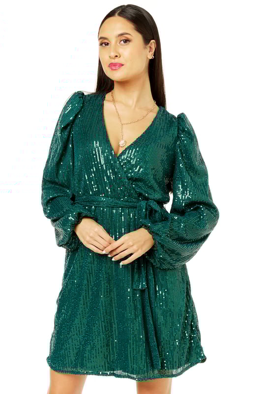 ¡Es hora de que brille, y qué mejor manera de hacerlo que en este vestido de lentejuelas! En su próximo evento elegante, adopte la sensación brillante y brillante de este vestido adornado con lentejuelas y presente un giro elegante y moderno en lentejuela"&"s. Combina este vestido brillante con tacones para un aspecto sofisticado adecuado para una noche con las chicas.