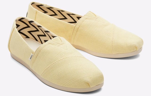 Known for its comfort, iconic for its style, and now, lighter on the planet. This new era of Alpargata shoes brings fresh updates to classic TOMS features, like yellow Heritage Canvas uppers and newly designed custom insoles made with 50% Eco content
Textile upper
100% vegan
Removable insole
Elastic gore for easy on-and-off