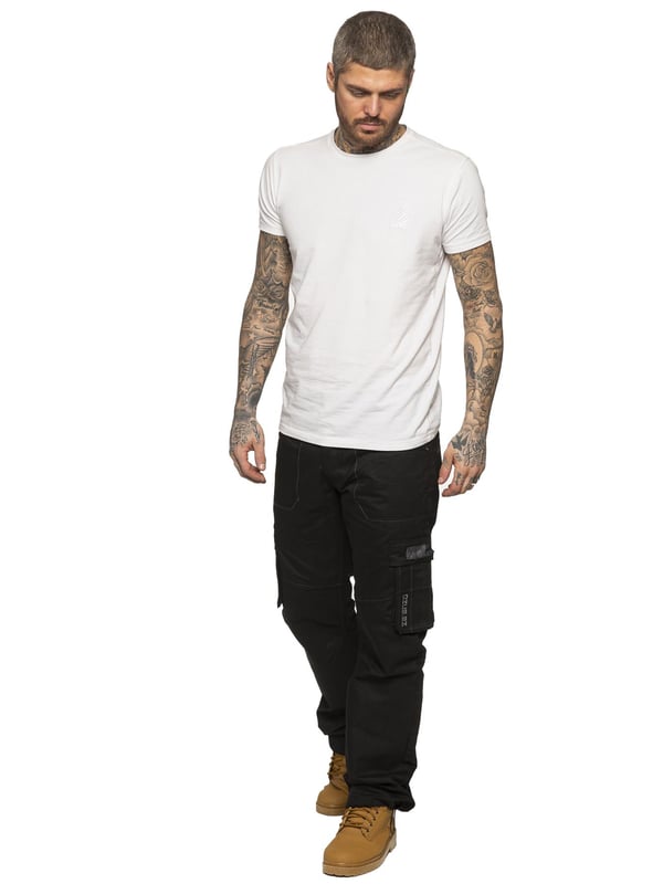 Mit dieser bequemen dunkelblauen 7-Pocket-Combat-Jeans kehren Sie zu Ihren Wurzeln zurück. Sie verfügt über eine Cinch-Schnalle auf der Rückseite und einen Kordelzug am unteren Beinende für eine individuelle Passform. Mit gedrucktem Branding auf der Vorder- und Rückseite, dezentem Distressed-Detail und Knopfverschluss für eine bequeme Passform.