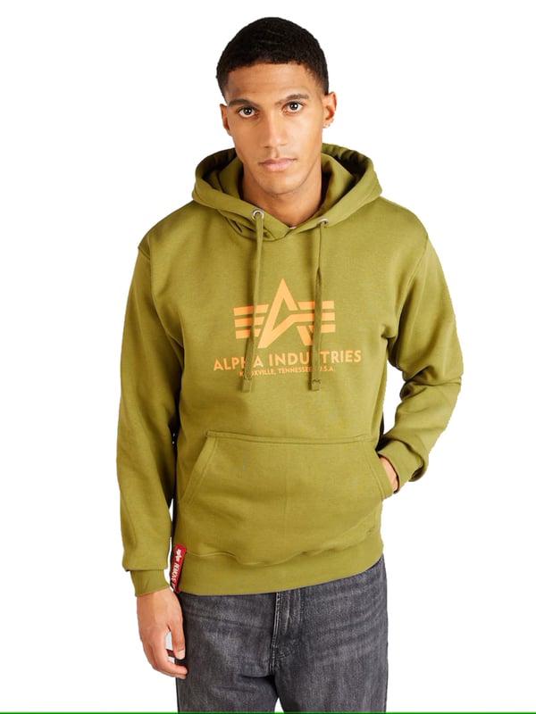 Dieser Herren-Hoodie verbindet lässigen Stil mit hochwertigen Details und maximalem Tragekomfort. Die normale Passform und die überschnittenen Schultern sorgen für einen entspannten, modernen Look. Die Kapuze mit Tunnelzug und Metallösen bietet zusätzlichen Schutz und lässt sich individuell anpassen. Die weiche Innenseite aus gebürstetem Fleece macht den Hoodie besonders angenehm zu tragen. Elastische Rippbündchen an Ärmeln und Saum garantieren eine optimale Passform und schützen vor Kälte. Der Logo-Print, gefertigt im Siebdruckverfahren, setzt einen stilvollen Akzent. Funktionale und dekorative Details wie der RBF-Tag, das Logoband und das RBF-Loop-Label unterstreichen das durchdachte Design. Ein Nackenband sorgt für zusätzlichen Tragekomfort und verhindert ein Ausleiern. Perfekt für Männer, die Wert auf Komfort, Funktionalität und ein modernes Design legen.
