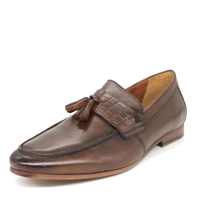 Elevate the everyday with Barking, a timeless loafer in high quality leather, complete with textured trims and tassel detailing for a trend-led touch.