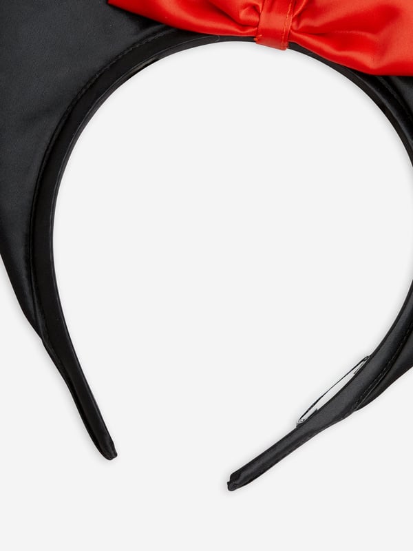 Presenting the Girls Bat Ears Satin Headband in Black - your girl's new wardrobe staple for AW2024. Key features of this designer piece by mini_rodini include:‚Unique Design: Shaped into cute bat ears, this headband is not your average hair accessory. It's an edgy and playful statement piece.‚High-Quality Material: Made of luxurious, silky satin that‚ôs gentle on your little girl's hair, ensuring ultimate comfort and longevity.‚Versatile Black: The timeless, sleek black shade complements any outfit, making it a versatile addition to your girl's wardrobe.Amplify your child's style with this adorable bat ears satin headband. Order now for a fashion-forward AW2024.