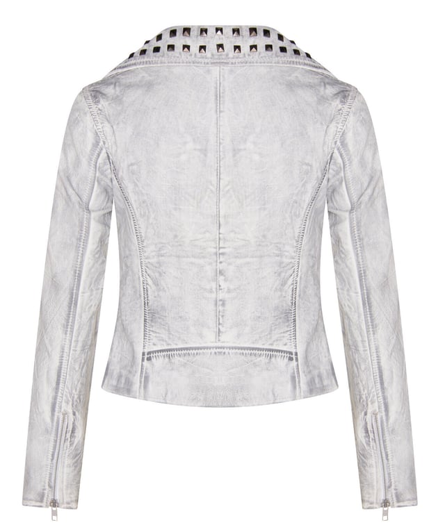 Werten Sie Ihren Stil mit unserer Leder-Bikerjacke für Damen auf, einem zeitlosen Stück, das klassische Elemente mit einem Hauch von Eleganz verbindet. Diese aus luxuriös weichem Leder gefertigte Jacke bietet sowohl Komfort als auch kühne Raffinesse. Diese Jacke ist die perfekte Wahl, um ein mutiges modisches Statement zu setzen, egal ob Sie auf offener Straße oder in der Stadt unterwegs sind. Seine Kombination aus klassischen Designelementen und modernen Features macht es zu einer unverzichtbaren Ergänzung für jede Garderobe. Breite, fallende Revers sorgen für einen starken, stilvollen Auftritt. Eine Brusttasche mit Reißverschluss und zwei Reißverschlusstaschen an der Taille bieten Funktionalität und einen klassischen Biker-Look. Das Innenfutter aus Satin sorgt für eine glatte, bequeme Passform. Silberne Nieten am Revers, am Kragen und am Saum der Jacke betonen den kantigen Stil. Das weiche Leder sieht nicht nur toll aus, sondern fühlt sich auch besonders angenehm auf der Haut an.