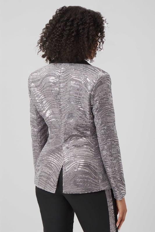 The Swayze skinny fit women's sequin jacket is a twisted take on the classic tuxedo so it's the perfect option if you're ready to party. Featuring contrasting shawl lapels, all over sequins and cut to our signature skinny fit; this women's silver tuxedo jacket is the perfect addition to your partywear rotation.