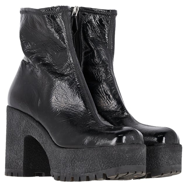 VINTAGE, UVP WIE NEU  
Die Miu Miu Stretch Platform Boots aus schwarzem Naplakleder bieten einen kühnen, modischen Look mit ihrem eleganten Design und glänzenden Finish. Der Plateauabsatz sorgt für zusätzliche Höhe und dramatischen Flair, während die dehnbare Konstruktion Komfort und Flexibilität gewährleistet. Diese Stiefel sind die perfekte Möglichkeit, jedem Outfit einen mutigen, luxuriösen Akzent zu verleihen.  

Styling-Tipp: Kombinieren Sie diese Stiefel mit einem strukturierten Kleid für einen auffälligen Abendlook oder entscheiden Sie sich für ein cooles, Streetstyle-Feeling mit einem grafischen T-Shirt und weiten Jeans. Fügen Sie eine Ledergürtel-Tasche und auffälligen Schmuck hinzu, um die gewagte, modische Ästhetik zu unterstreichen.  

Miu Miu Stretch Platform Boots aus schwarzem Naplakleder  
Zustand: Sehr gut  
Abnutzungsspuren: Enthält Box. Minimale Markierungen, leicht gebraucht, aber sehr gut gepflegt. Kleine Abnutzung an den Sohlen und Faltenbildung, leichte Kratzer an Sohlen und Absätzen.  
Verpackung: Box, Staubbeutel  
Farbe: Schwarz  
Material: Leder | Naplakleder  
Größe: EU | 40/UK7/US10  
Maße: Absatzhöhe: 100; Innenlängenmaß: 280  
SKU: NAPPUGBSH430644W