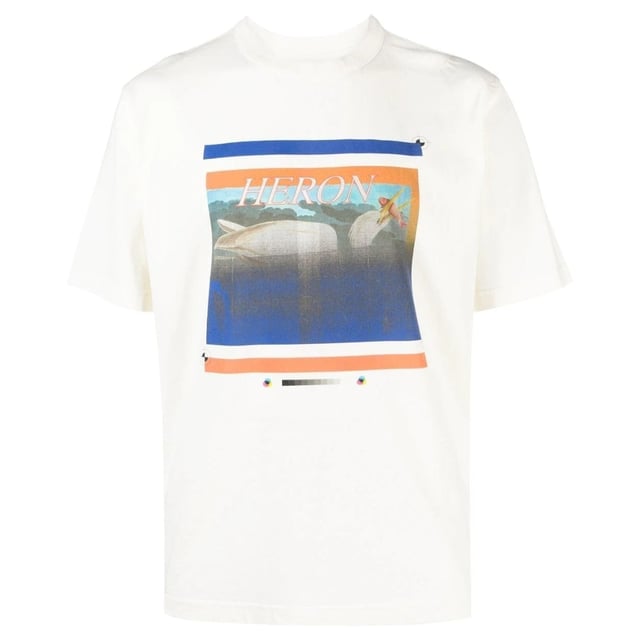 Heron Preston verkeerd bedrukt wit T-shirt. Maak je klaar om je stijl naar een hoger niveau te tillen met het Heron Preston witte T-shirt! Dit T-shirt heeft een strak ontwerp met ronde hals en een klassiek logo-ontwerp en is perfect voor elke gelegenheid. Het is gemaakt van hoogwaardige stof en biedt de hele dag comfort en stijl. Upgrade je garderobe met dit veelzijdige en tijdloze zwarte T-shirt. 100% katoen, ronde hals, korte mouwen. Grafisch logo op de voorkant. Normale pasvorm, wit. Stijl: HMAA032S23JER0060146