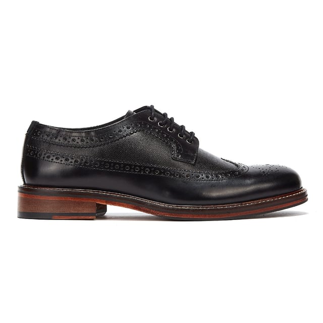 Ben Sherman Archie Brogue Herren Schwarz Schuhe Ein raffinierter Schuhstil, der perfekt ist, wenn Turnschuhe einfach nicht ausreichen. Diese Brogues von Ben Sherman verfügen über ein hochwertiges Obermaterial aus Leder mit dekorativen Perforationen und einer traditionellen Brogue-Konstruktion mit Flügelspitze. Gesichert mit einem 5-Augen-Schnürverschluss und mit einer klassischen gestapelten Sohle mit Gummieinsatz abgeschlossen.