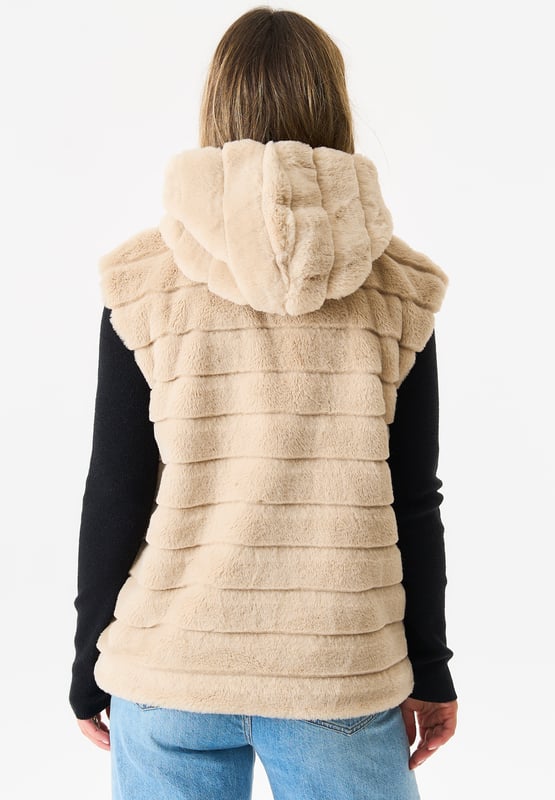 Dieses Fellgilet mit Reißverschluss und Kapuze verleiht jedem Outfit einen Hauch von Stil und Mode. Das luxuriöse Fellmaterial hält Sie warm und kuschelig, während die Kapuze zusätzlichen Schutz vor den Elementen bietet. Peppen Sie Ihre Garderobe mit diesem unverzichtbaren Stück auf.Maße - Länge: ca. 63 cm