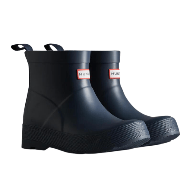 Cuando llueve, las aventuras pueden continuar con la bota Play para niños grandes. Una reinterpretación para niños de la bota Play para adultos, esta bota es igual de impermeable, ligera y fácil de llevar. Fabricada con goma natural, con un forro de poliéster reciclado y una suela plana para máxima comodidad, cuenta con una lengüeta en la parte posterior para facilitar su uso en cada aventura. Recomendamos que todas las botas Hunter se usen con calcetas para proteger la piel del usuario del contacto con la goma.