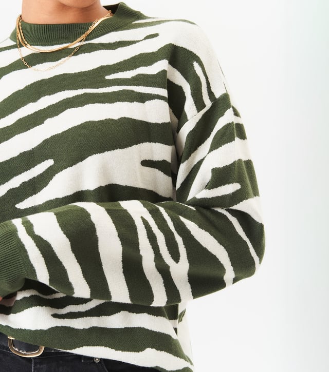 Oversized jumper med zebramönster Släpp loss din vilda och snygga sida med vår Zebra Print Oversized Jumper. Med ett djärvt zebramönster och överdimensionerad passform är den här jumpern perfekt för att göra ett modeuttalande samtidigt som den är bekväm. Uppgradera din garderob och sticka ut från mängden med detta unika plagg.MåttApprox. längd- 75cm