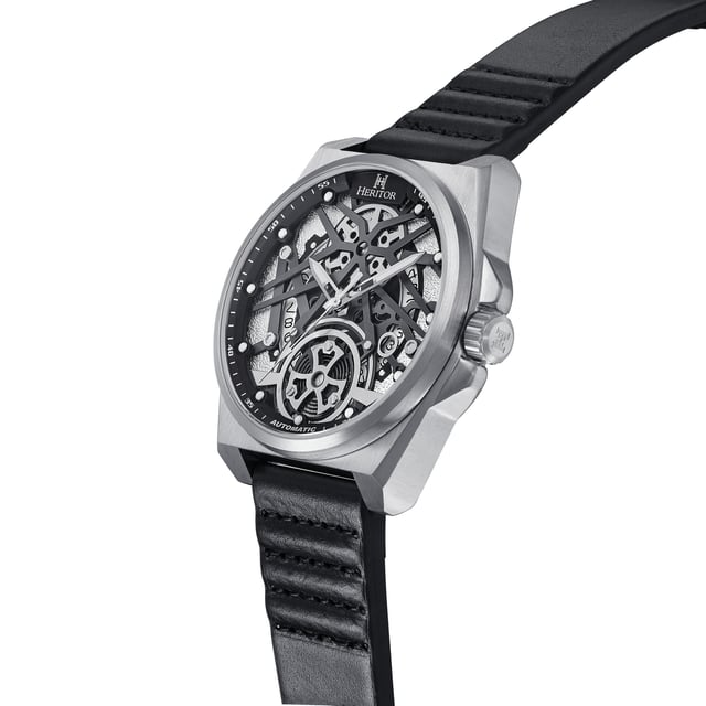 Gehäuse aus chirurgischem 316L-Edelstahl, Seiko NH35-Automatikwerk mit Rubinen besetzt, Rubinlager: 24 Steine, 28 Stunden Gangreserve, Schläge pro Stunde (BPH): 21.600/Stunde, saphirbeschichtetes Mineralglas, skelettiertes Zifferblatt, Beobachtungsgehäuse auf der Rückseite Sehen Sie sich das Uhrwerk an, Armband aus echtem Leder, Schließe aus Edelstahl mit Logogravur, Leuchtzeiger, Leuchtmarkierungen, Datumsanzeige, Gehäusedurchmesser 44 mm, Handgelenkumfang 195–245 mm, 5 ATM Wasserdichtigkeit.
