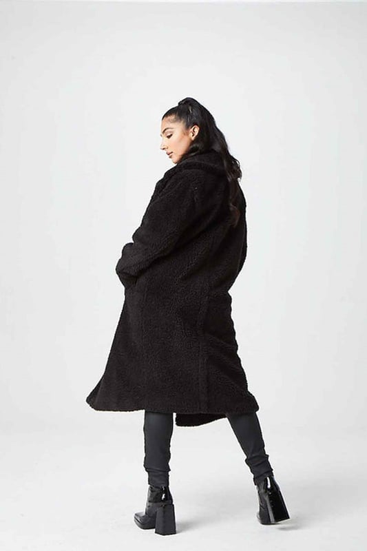 We have brought our classic teddy borg back for another season! Our Teddy Long line coat will make sure that you never have to compromise style this winter. Featuring square pockets.&nbsp;Available in Black, Stone, Brown and Blue.