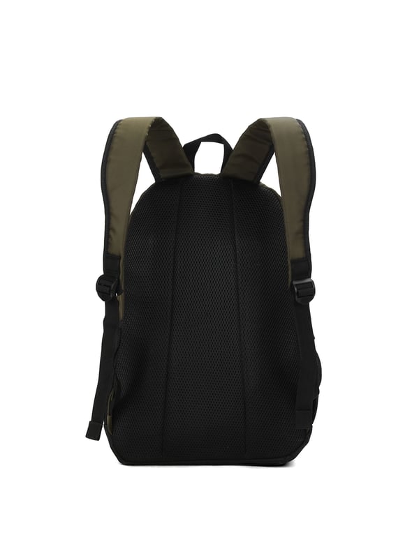 Mochila unisex. El cierre es con cremallera. Los bolsillos internos son uno abierto. Hay tres bolsillos externos con cremallera y dos laterales abiertos. Falta la correa para el hombro. El asa es de tela. Hay un compartimento interno. El material exterior es poliéster. Internamente está forrado en poliéster. Medidas: 30x16,5x40 cm. Producto de moda