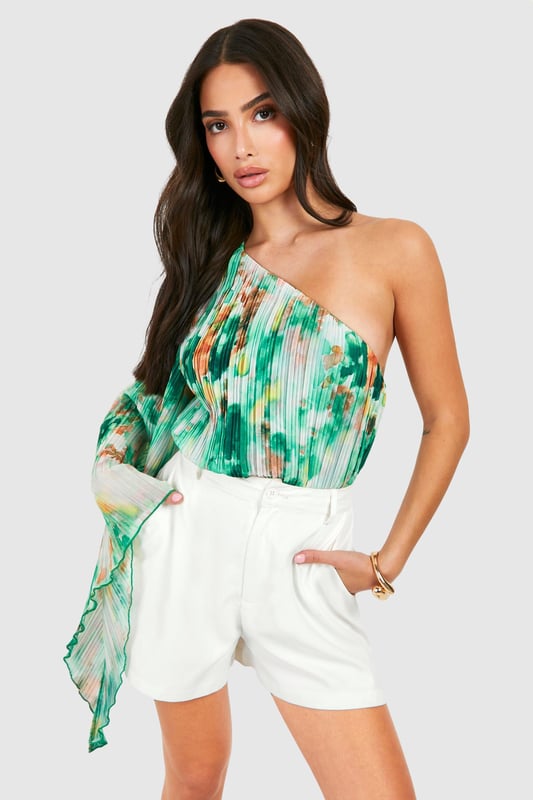 Gain some serious style points this season in this petite top. Cut shorter to ensure the perfect fit, our tops for petite women are designed for queens 5'3'' and below. From petite t-shirts to petite blouses, we've got all the new-season styles you need in your wardrobe. Feeling casual? Dress it down with a pair of straight leg jeans and chunky trainers. If out out is more your vibe, team with some distressed hem shorts and killer heels for a major style statement. Style: BodysuitFabric: WovenSleeve Length: Long Sleeve