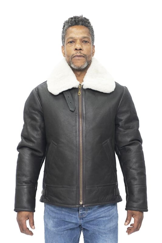 La chaqueta B3, que no tiene rival en cuanto a calidez y comodidad, tiene un legado muy valorado en la aviación británica y es nuestra chaqueta de piel de oveja más popular. Esta chaqueta está hecha de piel de oveja de doble cara de primera calidad que cuenta con el interior de piel de oveja gruesa más fino que retiene naturalmente el calor corporal para mantenerte abrigado y cómodo durante los inviernos más fríos. El exterior de la chaqueta está hecho de piel de napa de primera calidad, que es famosa por ser ultra suave y da como resultado un acabado suave que dejamos que brille al limitar las características frontales de esta pieza. Hay dos bolsillos en ángulo en la cintura que brindan un almacenamiento conveniente y el cuello con muescas se extiende ampliamente cuando se mantiene abajo o se puede cerrar con cremallera y sujetar con una correa de hebilla para mayor protección cuando el frío llama a la puerta. • Fabricada con piel de oveja de doble cara de alta calidad • El forro de piel de oveja gruesa es la mejor opción para brindar calidez y comodidad • Cuenta con dos bolsillos en ángulo y ajuste de correa en la cintura • Equipada con una cremallera YKK de metal gruesa de longitud completa