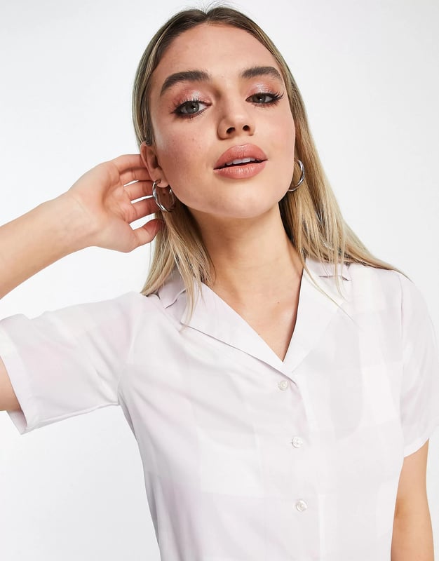Revere collar Button placket Short sleeves Boxy fit