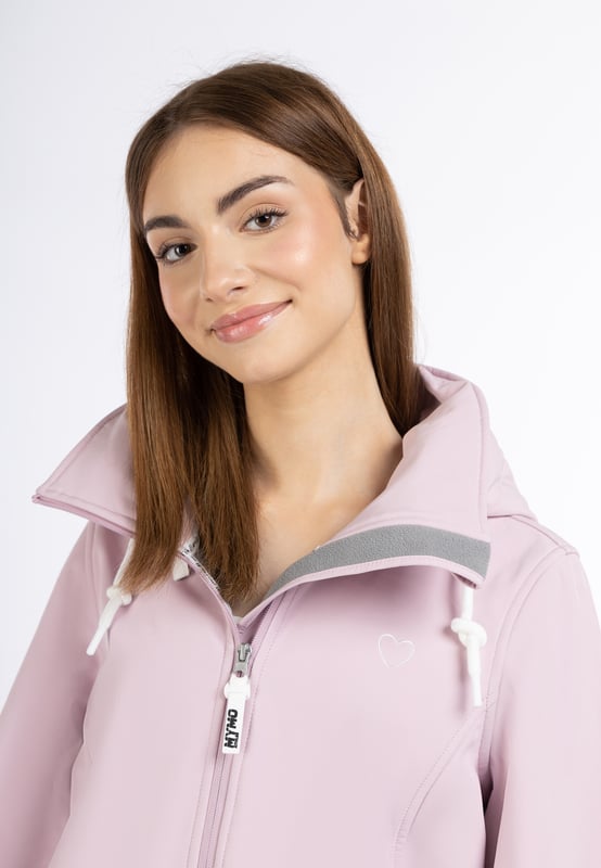 In een sportief design presenteert myMo ATHLSR de functionele alary softshell jas. Met zijn comfortabele lengte en zachte micro-fleece binnenkant is hij perfect voor de overgang. Het ademende, winddichte en waterdichte materiaal biedt betrouwbare bescherming en kan bovendien met een taillekoord in vorm worden getrokken. Bijzonder opmerkelijk zijn de twee praktische zijzakken en de vele liefdevol doordachte details zoals oogjes in reliëf, koordstoppers en het hartvormige borduursel op de borst. Een hoge opstaande kraag houdt niet alleen de hals warm, maar biedt ook ruimte voor een capuchon die dankzij de ritssluiting gemakkelijk in de hoge kraag kan worden geïntegreerd.