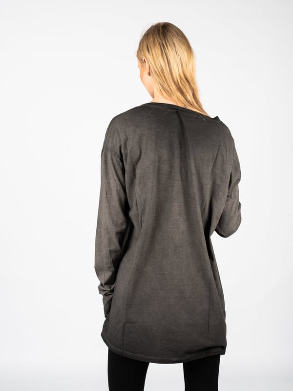 Lockerer Schnitt
Unisex
Mit rundem Ausschnitt
Mit Zierstichen
Material wurde gewaschen und gefärbt (dyed)
Aus hochwertigem Stoff gefertigt
Hergestellt in Italien