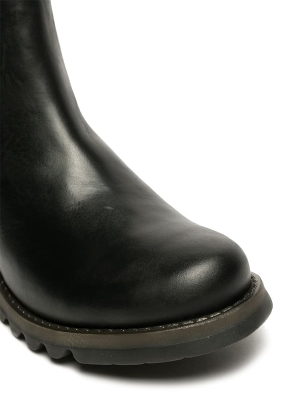 Las botas Chelsea de piel Salv195 para mujer de Fly London de la línea Sminx ofrecen un diseño elegante y práctico para el día a día. Con un estilo sin cordones, estas botas están confeccionadas con parte superior de piel de primera calidad, forro de microfibra y una cómoda plantilla de microfibra. La duradera suela de goma TR garantiza un soporte duradero, mientras que el tacón de cuña de 3,5 cm añade la altura justa para una elevación sutil. Perfectas para combinar con conjuntos informales o semiformales, estas botas Chelsea combinan comodidad y estilo atemporal. Parte superior: piel, forro: microfibra, plantilla: microfibra, suela: goma TR, altura del tacón: 3,5 cm, estilo sin cordones.