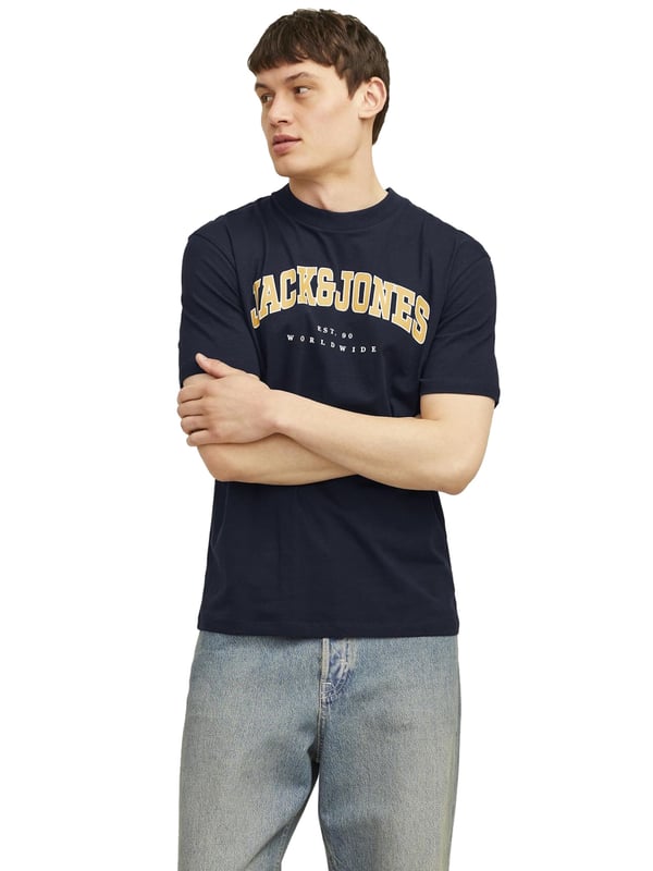 Ervaar het ultieme comfort met het Jack & Jones T-shirt voor heren. Dit T-shirt met korte mouwen heeft een klassieke ronde hals en een losse pasvorm voor een ontspannen gevoel. Het is gemaakt van hoogwaardige materialen en biedt een hoge mate van comfort en duurzaamheid. De stijlvolle logoprint op de voorkant geeft het shirt een moderne touch, terwijl de rubberen opdruk voor extra zachtheid zorgt. Dit T-shirt is perfect om elke dag te dragen en kan worden gecombineerd voor elke gelegenheid. Met jeans, shorts of joggingbroeken - dit T-shirt is een echte allrounder. Jack & Jones staat voor kwaliteit en stijl die je kunt voelen. Koop je nieuwe favoriete shirt en ervaar het verschil. Je perfecte metgezel voor elke dag.