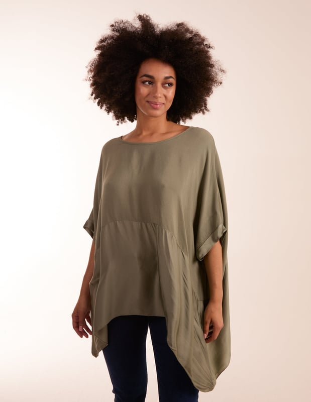 A satin oversized blouse perfectly teamed with wide leg trousers and pumps! A simple option that really doesn't need much to create the ultimate effortless look!