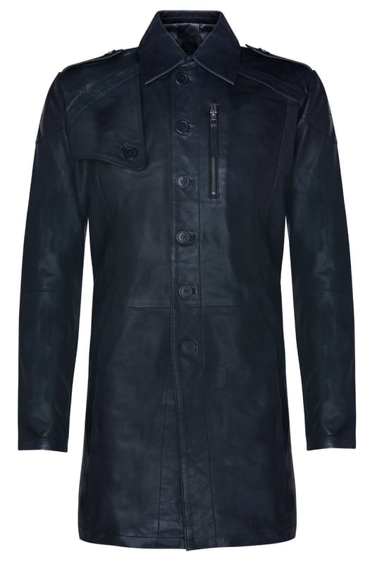 Inspiriert vom klassischen Trenchcoat-Design ist dieses Kleidungsstück wunderschön aus weichstem Nappaleder gefertigt und bietet eine alternative Variante zu einem ikonischen Stil. Geknöpfte Schulterklappen verkörpern das Militärdesign und eine Brusttasche mit Reißverschluss sowie zwei Taschen mit Druckknopfverschluss sorgen für mehr Funktionalität und Komfort. Auf der Rückseite der Jacke befindet sich ein zentraler Schlitz, der für eine individuellere Passform sorgt. Diese Jacke ist ein kraftvoller und zeitloser Klassiker, der über Jahre hinweg ein fester Bestandteil Ihrer Garderobe sein wird.