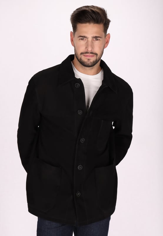 Ontdek het ultieme jack voor elke dag, ontworpen met een klassieke kraag en lange mouwen. Deze losse snit heeft functionele zakken, één op de borst en grotere zakken onderaan. De button-down voorkant zorgt voor een elegante afwerking. Dit tijdloze jack is gemaakt van premium geitensuèdeleer en is perfect voor elke gelegenheid.  Jas