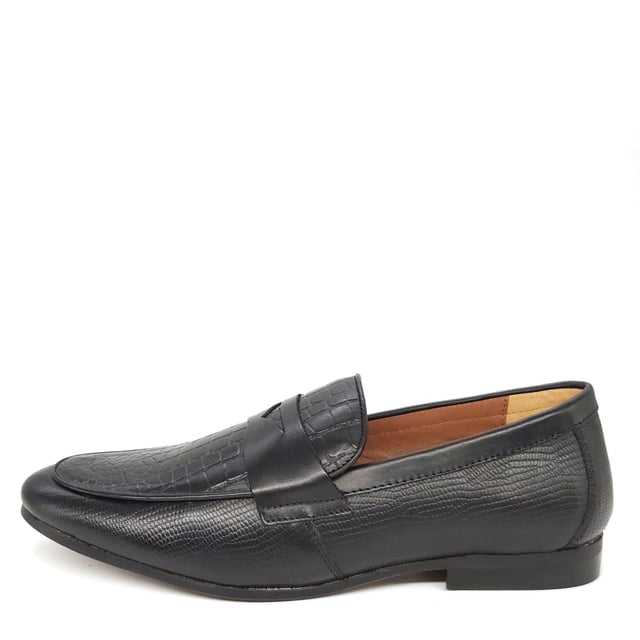 With a sleek design featuring premium textured leather and an almond-toe, the Sutton Penny Loafers are the perfect shoes to add a touch of refinement to any occasion.