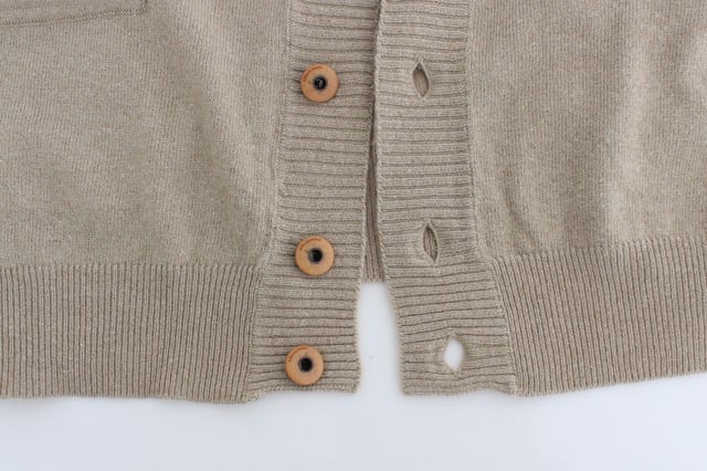 Brand new Ermanno Scervino beige cardigan with deep V-neck
  Made in Italy
  Material: 40% Rayon 25% nylon 25% wool 5% angora 5% cashmere
  Color: Beige
  Stylish logo details
Material: 8032990409619