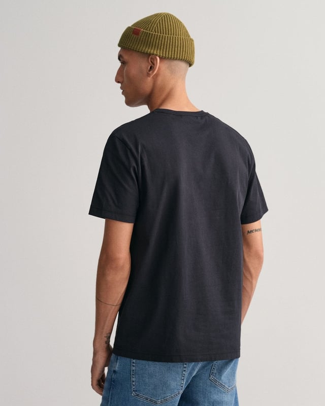 Featuring a small-scale shield graphic embroidered at the chest, this T-shirt is crafted from cotton with a fine rib at the neckline for ultimate comfort. An essential part of any ensemble, wear it under your favorite knitwear, outerwear or paired with jeans, chinos, and shorts alike.
Regular fit  Crew neck  GANT graphic embroidered at chest
&nbsp;
2003184
&nbsp;