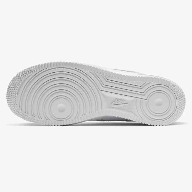 Nike Air Force 1-sneakers voor dames. De gestikte lederen overlays op het bovenwerk voegen klassieke stijl, duurzaamheid en ondersteuning toe. Oorspronkelijk ontworpen voor hoepels, voegt Nike Air Cushioning lichtgewicht, de hele dag comfort toe. Het laag uitgesneden silhouet voegt een strakke, gestroomlijnde look toe. De gewatteerde kraag voelt zacht en comfortabel aan. Bovenmateriaal leer, rubberen zool, tussenzool van foam.