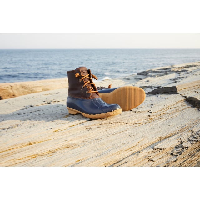 Mit den vielseitigen Sperry Saltwater Duck Boots für Damen können Sie Ihr nächstes Abenteuer in Angriff nehmen, ohne sich Gedanken über das Wetter und das Terrain an Ihrem Zielort machen zu müssen.
