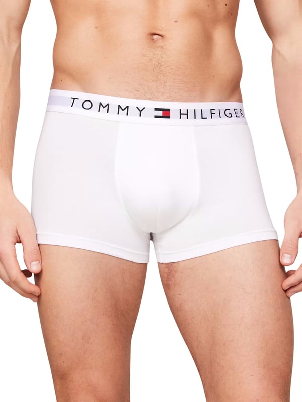 Diese Herren-Boxershorts im Dreierpack kombinieren klassischen Stil mit hohem Tragekomfort. Der normale Schnitt und das weiche Baumwollstretch-Material passen sich perfekt an den Körper an. Ein toniger, elastischer Bund mit kontrastfarben eingewebtem Label-Schriftzug sorgt für einen modernen Look und zuverlässigen Sitz. Die Shorts verfügen über ein gerades Bein und eine normale Beinlänge, ideal für den täglichen Gebrauch. Tonige Nähte und eine dezente, gewebte Labelflagge im Bund runden das minimalistische, unifarbene Design stilvoll ab.