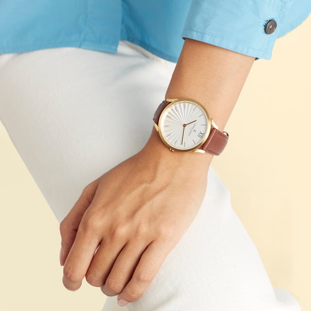 This Pierre Cardin Pigalle Plissée Analogue Watch for Unisex is the perfect timepiece to wear or to gift. It's Gold 40 mm Round case combined with the comfortable Brown Leather watch band will ensure you enjoy this stunning timepiece without any compromise. Operated by a high quality Quartz movement and water resistant to 3 bars, your watch will keep ticking. This casual and modern watch is perfect for all kind of casual activities, indoor activities or daily use, it's also a great gift for family and friend. High quality 21 cm length and  18 mm width Brown Leather strap with a Buckle Case diameter: 40 mm,case thickness: 6.55 mm, case colour: Gold and dial colour: White