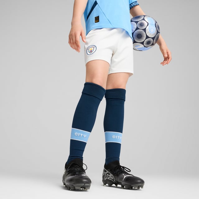 PRODUCT STORY: Hit the pitch like Manchester City's finest in these football shorts. They're made from sweat-wicking material to keep you cool in the tensest moments of the game and are finished with the team's famous crest on the leg. FEATURES & BENEFITS: dryCELL: Performance technology designed to wick moisture from the body and keep you free of sweat during exercise; As part of the RE:FIBRE program, this garment is made of at least 95% recycled material from textile waste and other used materials. DETAILS: Regular fit; 170 gsm, Jacquard; Medium rise; Official team branding; PUMA branding details; PUMA Youth: Recommended for older kids between 8 and 16 years. Our model is 150 cm tall and is wearing size 152 RUS.